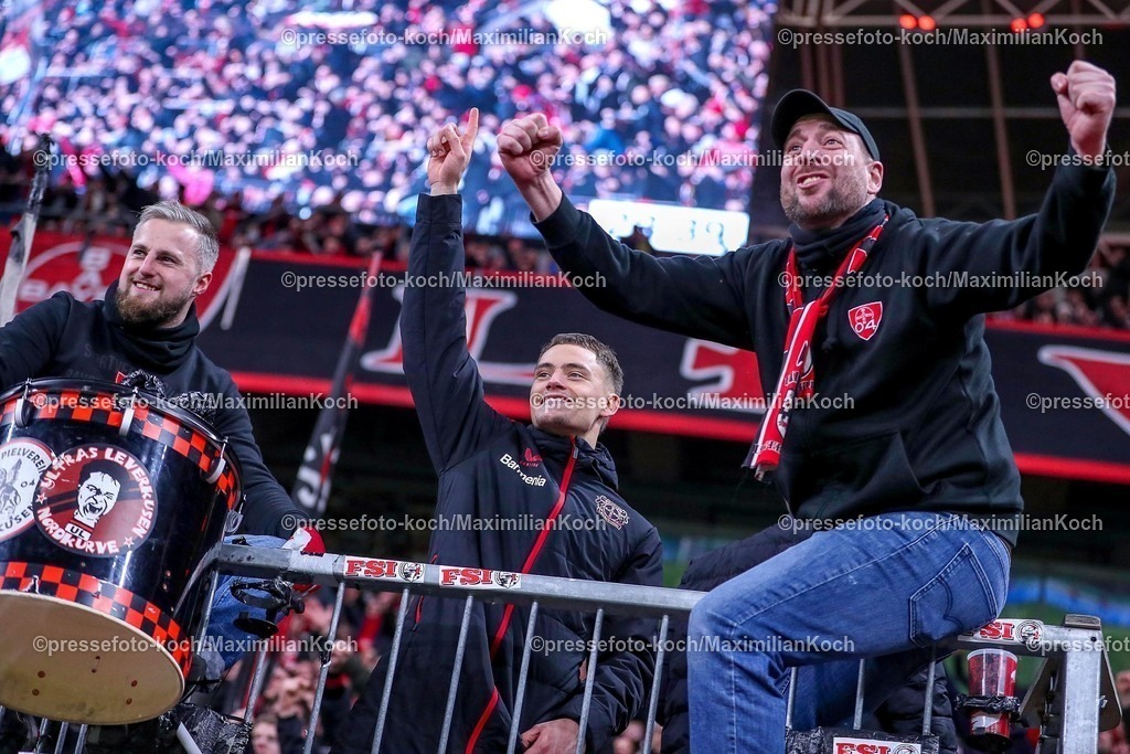 DFB05022501119 | 05.02.2025, Fußball, DFB-Pokal Viertelfinale, Bayer 04 Leverkusen - 1.FC Köln, BayArena, Saison 2024 2025: Bayer04 Feiert den Einzug ins Halbfinale nach einem 3:2 Sieg. Abschlussjubel und Emotionen. Florian Wirtz (Bayer04 Leverkusen #10) klettert über den Zaun zu den Fans in die Nordkurve und steht jubelnd bei den Zuschauern.DFB regulations prohibit any use of photographs as image sequences and or quasi-video.