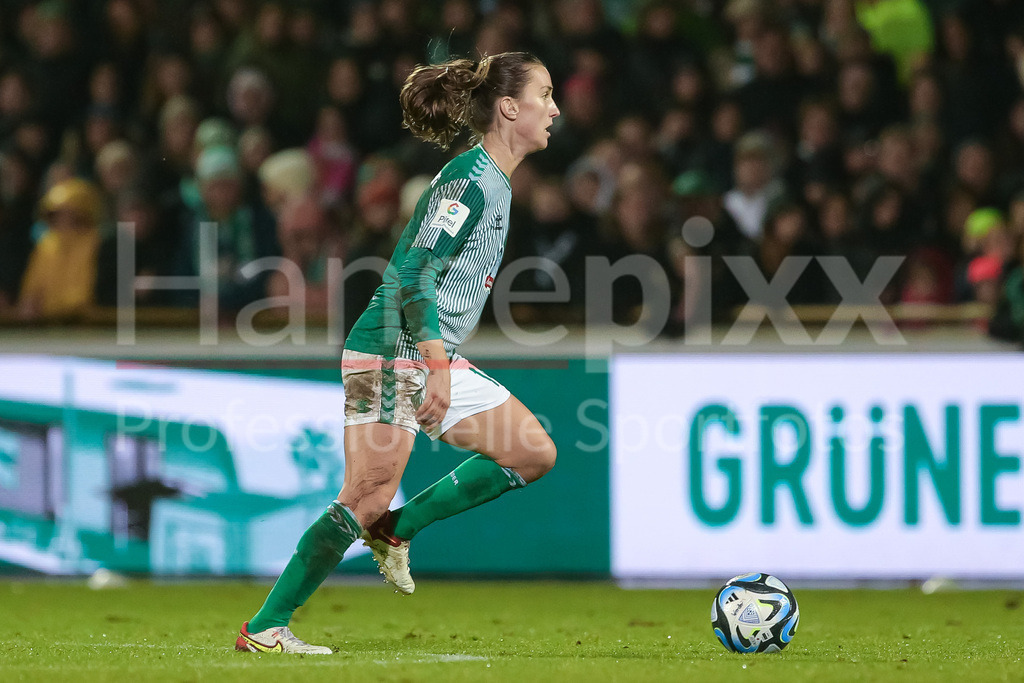 Fussball, Google Pixel Frauen-Bundesliga, SV Werder Bremen - FC Bayern München | v.li.: Michaela Brandenburg (SV Werder Bremen, 14) am Ball, Freisteller, Einzelbild, Ganzkörper, Aktion, Action, Spielszene, DIE DFB-RICHTLINIEN UNTERSAGEN JEGLICHE NUTZUNG VON FOTOS ALS SEQUENZBILDER UND/ODER VIDEOÄHNLICHE FOTOSTRECKEN. DFB REGULATIONS PROHIBIT ANY USE OF PHOTOGRAPHS AS IMAGE SEQUENCES AND/OR QUASI-VIDEO.