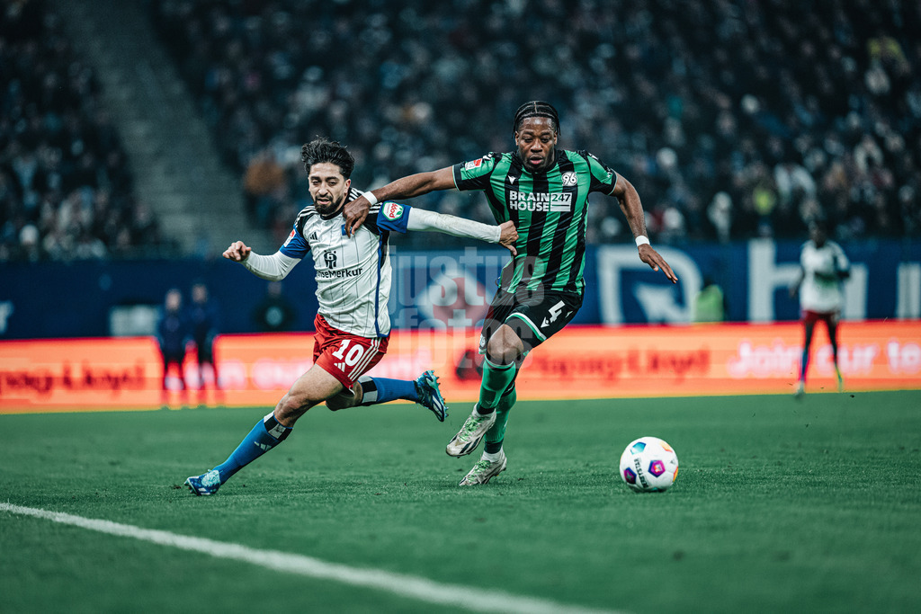 Fußball | Männer | Saison 2023/2024 | 2. Fußball-Bundesliga | 21. Spieltag | Hamburger SV vs. Hannover 96 | 09.02.2024 | Zweikampf zwischen Immanuel Pherai (#10, HSV) und Bright Arrey-Mbi (#4, Hannover 96)
