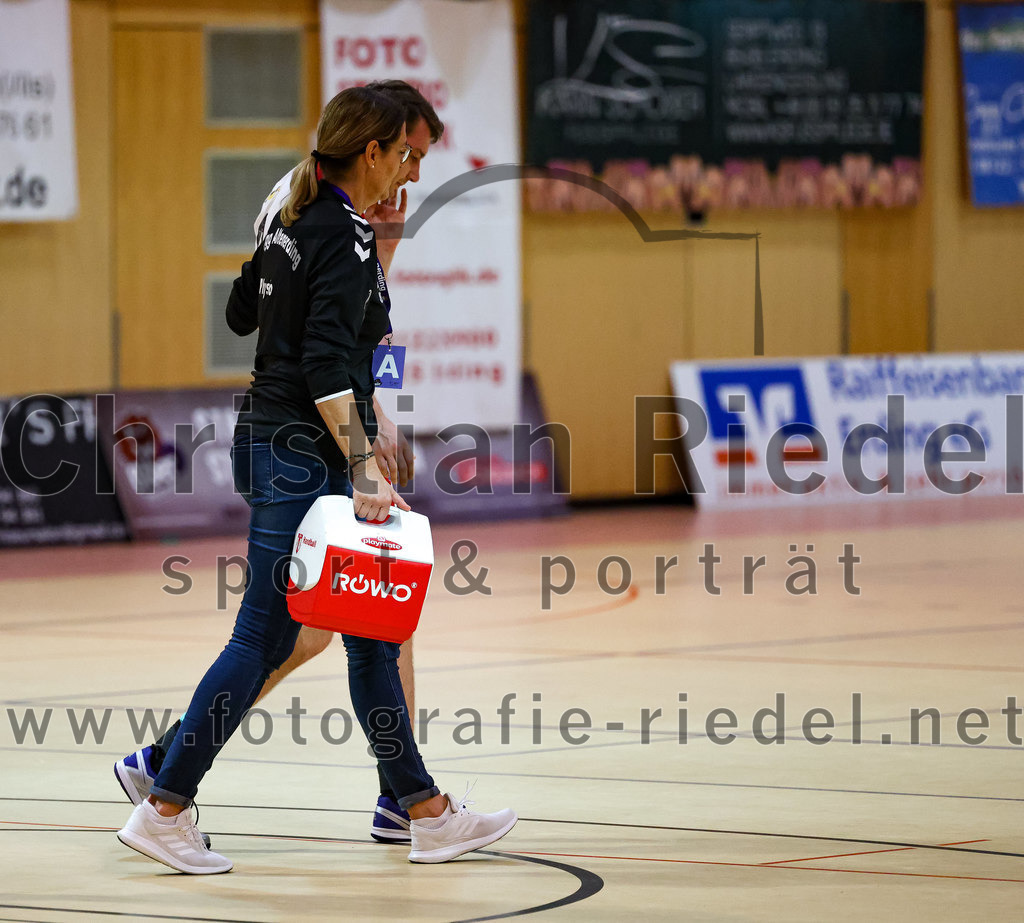 2022-09-24_105_SpVgg_Altenerding_gegen_HSG_Freising-Neufahrn | Erding, Deutschland, 24.09.2022:
Handball, Bezirksoberliga Männer 2022 / 2023, 2. Spieltag, SpVgg Altenerding gegen HSG Freising-Neufahrn, Endergebnis: 18:26

Quirin Huber (SpVgg Altenerding, #8), Physio Jana Otto (Spvgg Altenerding)

Foto: Christian Riedel / fotografie-riedel.net