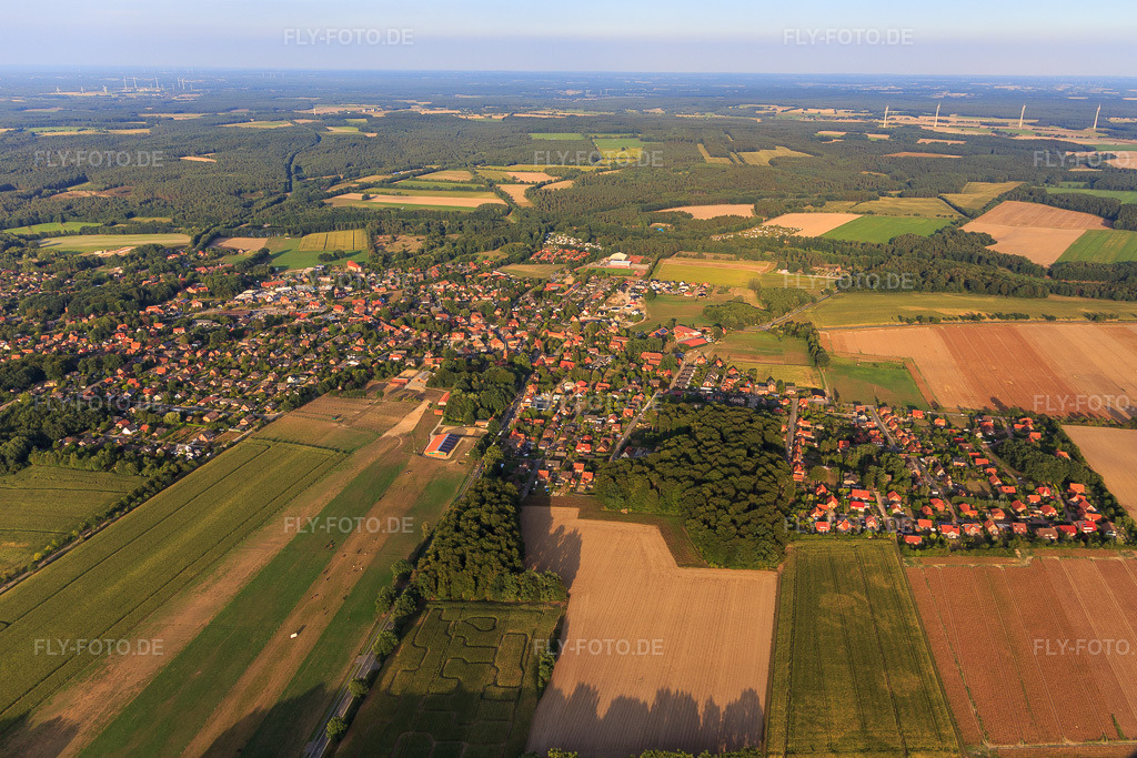 Luftbild: Stadtansicht aus Westen in Amelinghausen im Bundesland Niedersachsen in Deutschland. Foto: IMG_110069.jpg vom 16.08.2018 durch Werner Riehm/FLY-FOTO.de