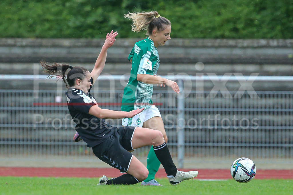 Fussball, Testspiel Frauen, SV Henstedt-Ulzburg - SV Werder Bremen | v.li.: Michelle Hille (SV Henstedt-Ulzburg, 11) und Michelle Weiß (SV Werder Bremen, 8) im Zweikampf, Duell, Dynamik, Aktion, Action