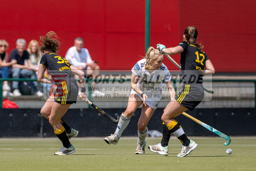 HK_20240511_100701 | 1.Bundesliga Damen Düsseldorfer HC - Harvestehuder THC am 11.5.2024 Düsseldorfer HC, Düsseldorf , Marisa Martin Pelegrina ( Harvestehuder THC #38 ) , Sara Strauss ( Düsseldorfer HC #11 ) , Poppe Fenja ( Harvestehuder THC #12 )