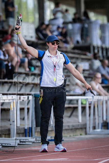 B&amp;S Kurpfalz Gala; Weinheim, 23.05.2026 | WEINHEIM, GERMANY - MAY 24: a referee with the start pistols during the B&amp;S Kurpfalz Gala am 23.05.2026 at the  Sepp-Herberger-Stadium in Weinheim (Baden-Wuerttemberg / Germany).