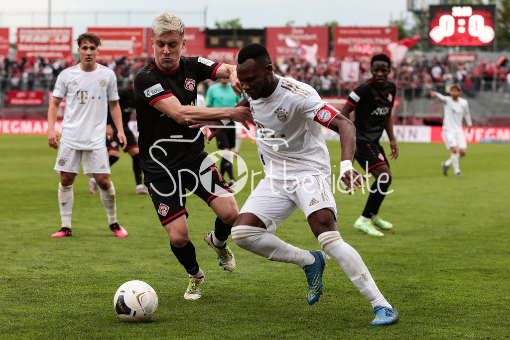 FC Würzburger Kickers - FC Bayern Amateure | Thomas HAAS (FWK #7) im Duell mit Desire SEGBE AZANKPO (FCB #34)