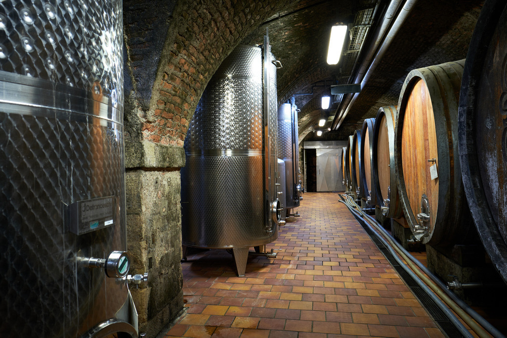 Stift Klosterneuburg | Niederösterreich, Austria - August 31, 2021; Stift Klosterneuburg; Edelstahltanks und Holzfass im Weinkeller. - Realisiert mit Pictrs.com