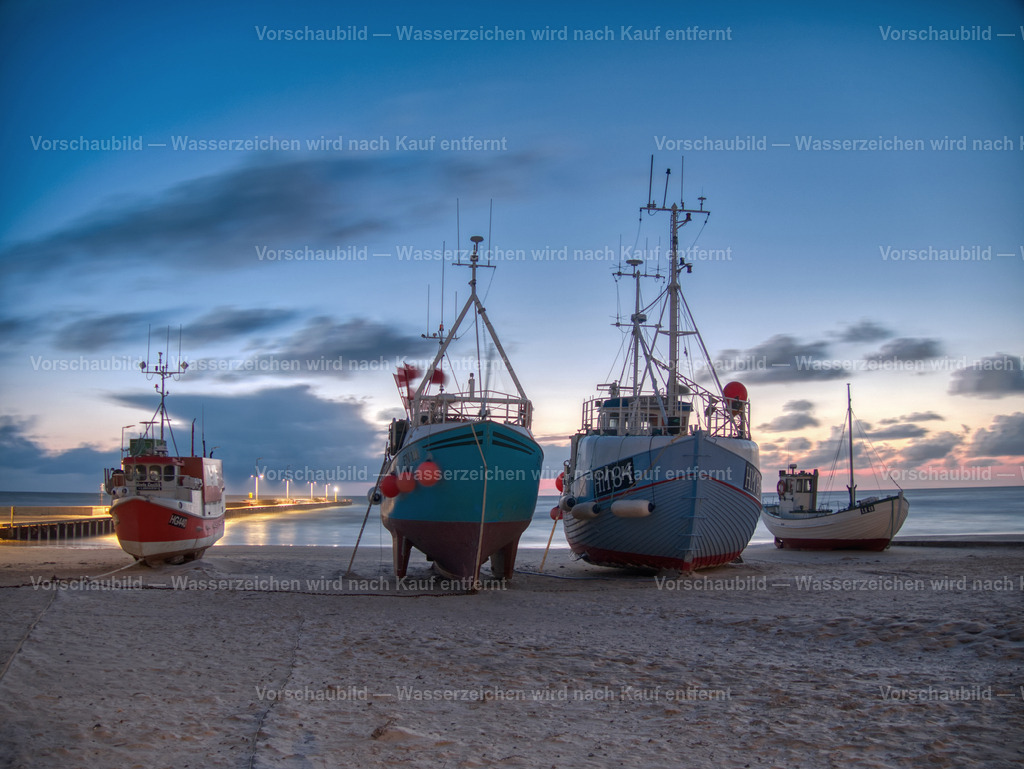 Blaue Stunde über den Fischerbooten am Strand von Løkken. | Wunderschöne Lichtstimmung zum Sonnenuntergang am Strand von Løkken. Die Fischerboote auf dem Sand passen perfekt zur Jammerbucht in Dänemark