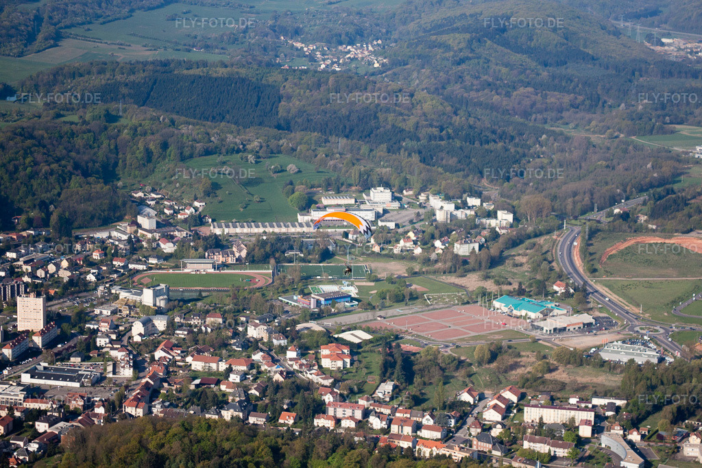 Luftbild: Stade Municipal Saint-Avold und Parkplatz vor dem L'Agora und E. Leclerc DRIVE Saint-Avold in Saint-Avold im Bundesland Moselle in Frankreich. – Foto: IMG_39673.jpg vom 16.04.2011 durch Werner Riehm/FLY-FOTO.de – Auflösung des Originals: 4752 x 3168 px – WWW.LECLERCDRIVE.FR