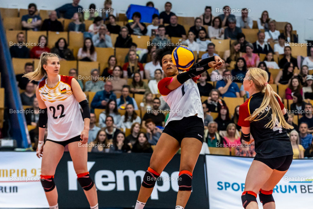 2023-00070967-Freundschaftsspiel-Deutschland-Ukraine | Annahme Vanessa AGBORTABI GER 20.05.2023; Berlin Foto: Gerold Rebsch - www.beachpics.de
