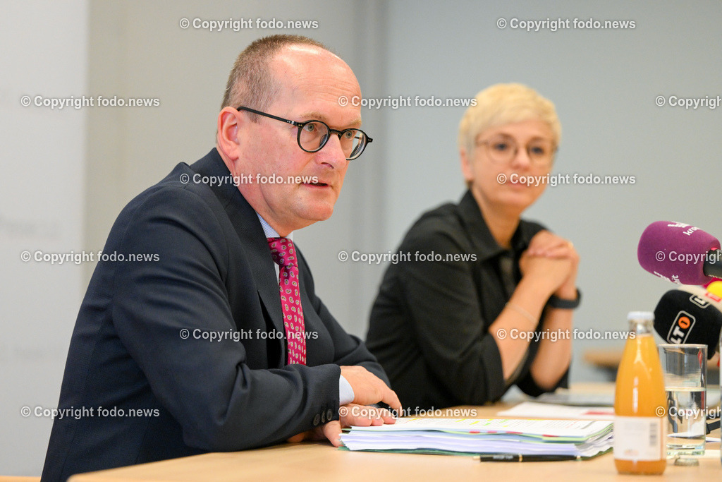Pressekonferenz WKO Oberösterreich_ Arbeitsmarkt-Haus der Wirtschaft_ 07.06.2023-19 | 07.06.2023, Presseclub Linz, AUT, Pressekonferenz WKO Oberoesterreich, Arbeitsmarkt-Haus der Wirtschaft, im Bild Gerald Silberhumer (Direktor der Wirtschaftslammer Ooe), Doris Hummer (Praesidentin der Wirtschaftskammer Ooe)