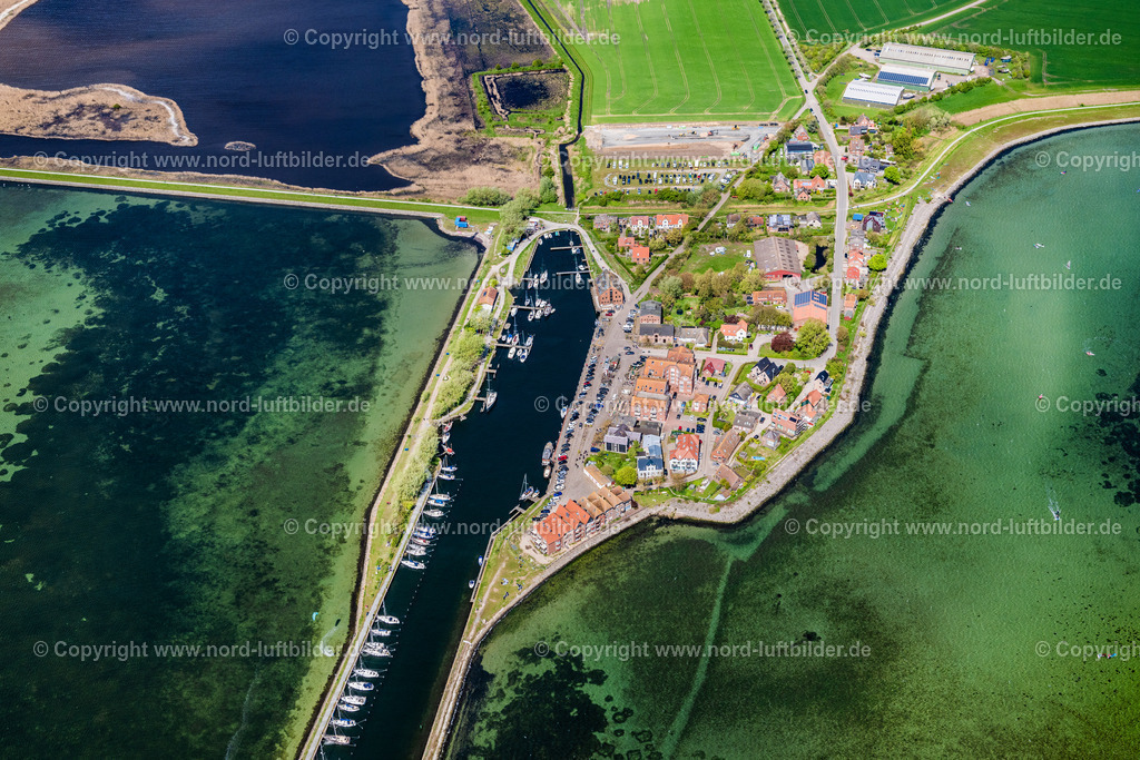 Fehmarn_Orth_ELS_5823010524 | FEHMARN 01.05.2024 Dorfkern am Meeres- Küstenbereich der Ostsee in Orth in Fehmarn im Bundesland Schleswig-Holstein, Deutschland. Das Hafen- und Fischerdorf liegt an der Orther Bucht im Westteil der Insel Fehmarn. // Village center on the coastal area of the Baltic Sea in Orth auf Fehmarn in the state Schleswig-Holstein, Germany. The port and fishing village is located on the Orth Bay in the western part of the island of Fehmarn. Foto: Martin Elsen