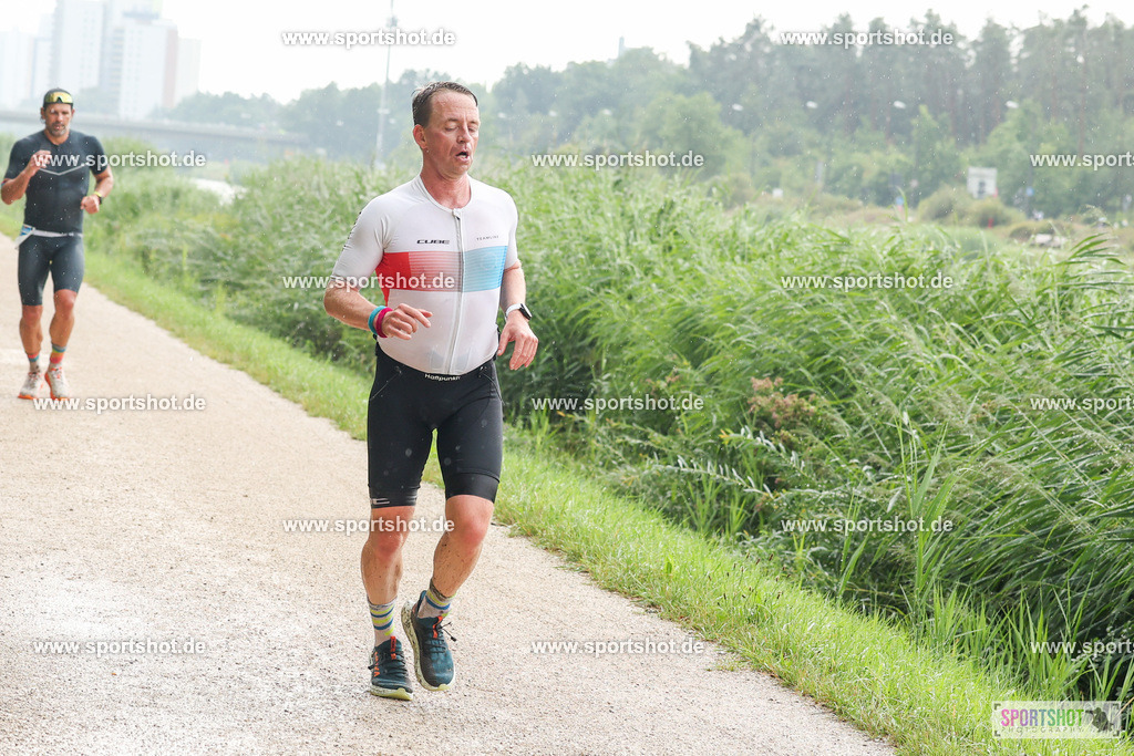 LUR_1443 | 34. M-net Erlanger Triathlon 2025 #erlangertriathlon  #mnettriathlon2025 #mnettriathlon #team #olympischedistanz #mitteldistanz #triathlon #maindonaukanal  #erlangertriathlon2025 #yourpictrs #tv1848 #tv1848erlangen  #triathlonbayern #sportinerlangen #demsportverbunden #sportshot_your_pictrs Copyright: www.sportshot.de