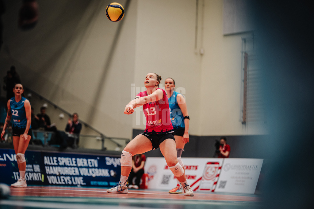 Volleyball | Frauen | Saison 2025/2026 | Volleyball Bundesliga | ETV Hamburger Volksbank Volleys vs. VC Wiesbaden | 14.03.2026 | Lilly Bietau (#13, VC Wiesbaden) spielt den Ball