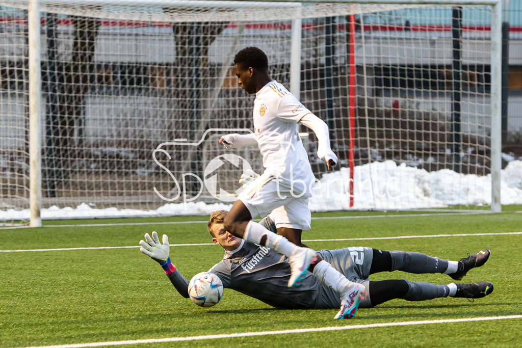 FC Bayern Amateure - Bahlinger SC | Noel ASEKO NKILI (FCB #45) scheitert an Keeper Aron GUT (BSC #26)