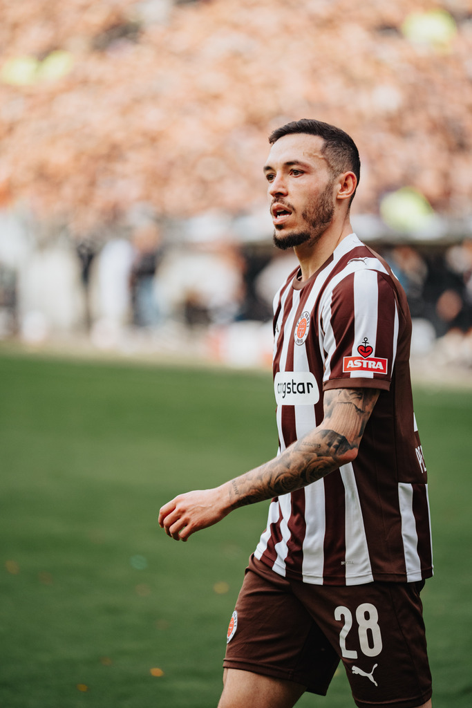 FCS01658 | Der offizielle Shop für FC St. Pauli Fotos. Wähle aus Spielszenen & Fanmomenten dein FCSP Wunschformat. Wir liefern Millerntor-Atmosphäre.