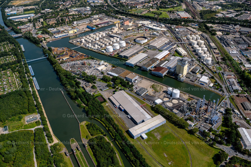 4050028 | Der Hafen Gelsenkirchen liegt am Rhein-Herne-Kanal. Umschlagplatz für Mineralölprodukte und zweitwichtigster Binnenhafen für Getreide in Nordrhein-Westfalen.