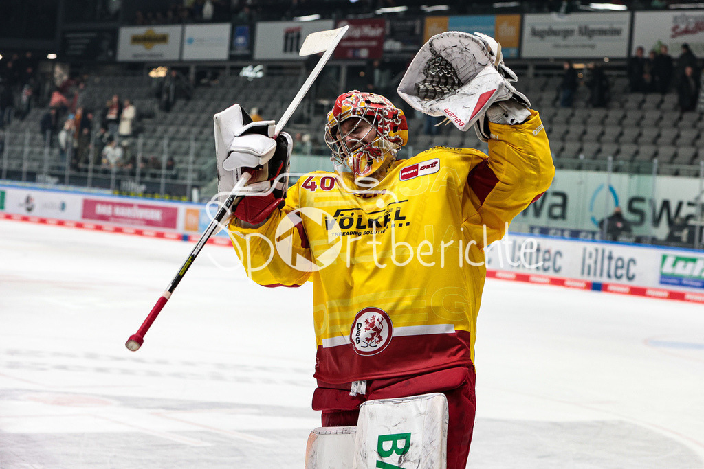 Augsburger Panther - Duesseldorfer EG | Henrik HAUKELAND (DEG #40) feiert zusammen mit den mitgereisten Fans den Sieg in Augsburg
