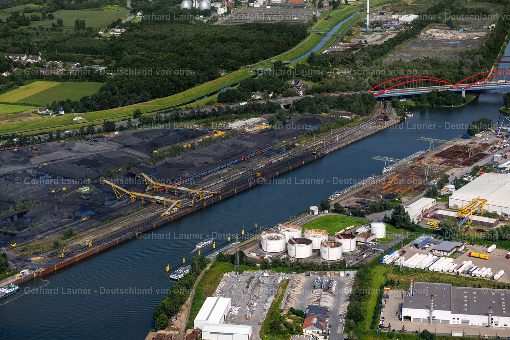 4050263 | BOTTROP 25.08.2021 Lagerfläche für Importkohlenumschlag im Stadthafen Bottrop am Sturmshof in Bottrop im Ruhrgebiet im Bundesland Nordrhein-Westfalen, Deutschland. Weiterführende Informationen bei: Suden GmbH. // Storage area for coal in Bottrop at Ruhrgebiet in the state North Rhine-Westphalia, Germany. Further information at: Suden GmbH. Foto: Gerhard Launer