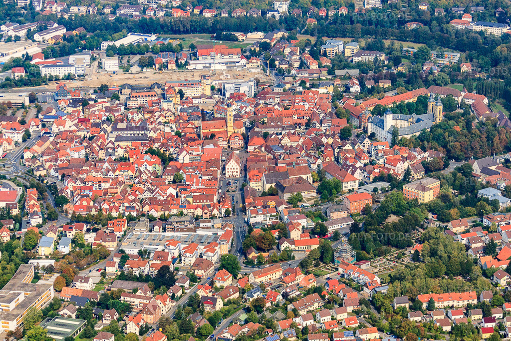 Luftbild: Altstadt mit Altes Rathaus und Marktplatz von Süden in Bad Mergentheim im Bundesland Baden-Württemberg in Deutschland. Foto: IMG_45663-1710.jpg vom 25.09.2011 durch Werner Riehm/FLY-FOTO.de