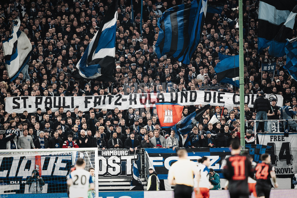 Fußball | Männer | Saison 2025/2026 | 1. Fußball-Bundesliga | 17. Spieltag | Hamburger SV vs. Bayer 04 Leverkusen | 04.03.2026 | Banner Transparent der HSV Fans St. Pauli Fritz Kola und die CDU