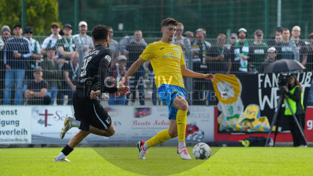 Fußball, Herren, Saison 2025/2026, Regionalliga Nordost, 10. Spieltag, FSV 63 Luckenwalde vs. BSG Chemie Leipzig, Samstag 27.09.2025, Werner-Seelenbinder-Stadion Luckenwalde, | Fußball, Herren, Saison 2025/2026, Regionalliga Nordost, 10. Spieltag, FSV 63 Luckenwalde vs. BSG Chemie Leipzig, Samstag 27.09.2025, Werner-Seelenbinder-Stadion Luckenwalde, Im Bild: Stanley Ratifo (l. Chemie) und Quentin Seidel (r. Luckenwalde) - Realisiert mit Pictrs.com