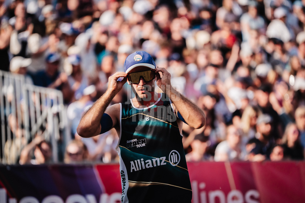 Beachvolleyball | Männer | Allianz German Beach Tour 2025 | Tourstop Hamburg | 31.05.2025 | Tilo Rietschel richtet seine Brille