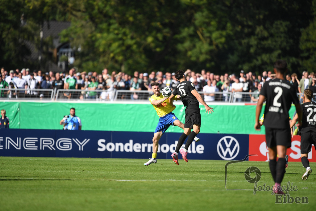SV Atlas-Delmenhorst-Borussia Mönchengladbach | DFB-Pokal 1. Runde;SV Atlas Delmenhorst (gelb)-Borussia Mönchengladbach (schwarz) am 17.08.2025 in Oldenburg (Marschweg-Stadion), Photo: Philip Eiben 2025 - Realisiert mit Pictrs.com