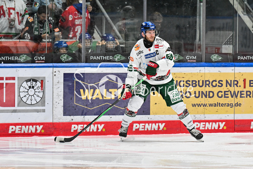 Augsburger Panther - Steinback Black Wings Linz | am Puck Maximilian RENNER (Augsburger Panther #58) / Einzelfoto / Freisteller / Testspiel: Augsburger Panther - Steinback Black Wings Linz; Curt Frenzel Stadion am 05.09.2025