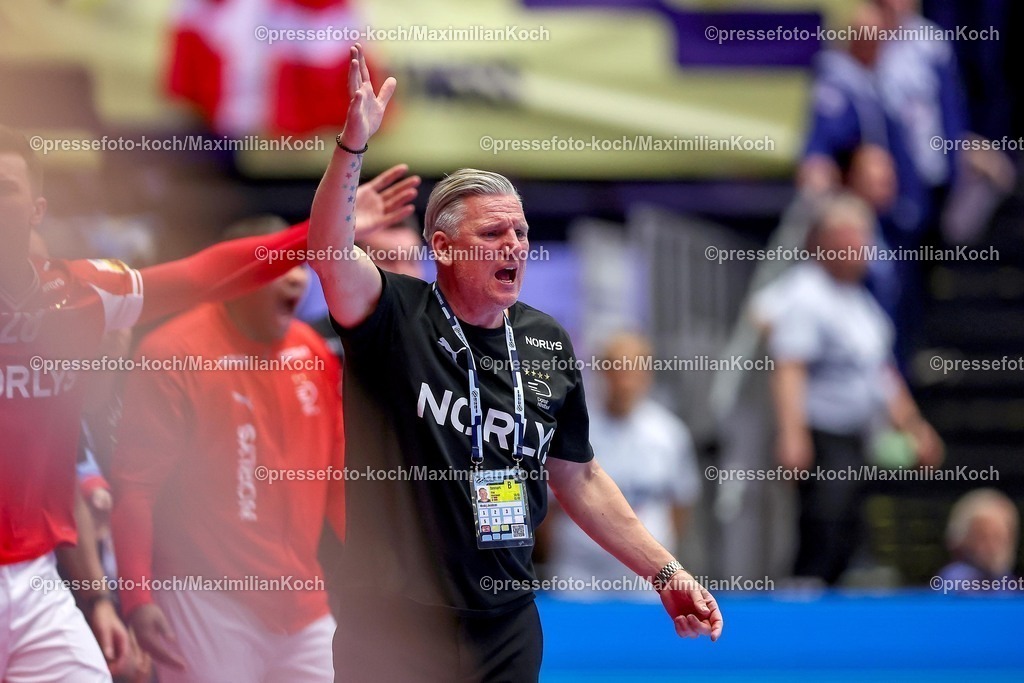EHF20012602095 | 20.01.2026, Handball, Men's EHF EURO 2026, Dänemark - Portugal, Jyske Bank Boxen in Herning, Dänemark, Preliminary Round:  Headcoach Nikolaj Jacobsen (Denmark #hc) gestikulierend am Spielfeldrand  nach Foulspiel von  Victor Manuel Iturriza Alvarez (Portugal #08) an  Mathias Gidsel (Denmark #19) 