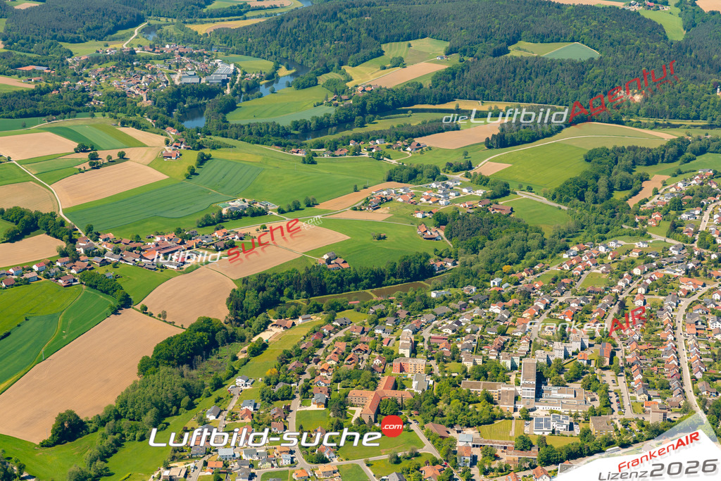 Das Luftbild zeigt :  Roding - Die Luftaufnahme wurde 2024 vom UL-Flugzeug aus erstellt ( keine Drohne ) - Hochauflösende Luftaufnahme - Für grossformatige Ausdrucke geeignet. Die Geschenkidee !Mit Lizenz und Bildrechte bestellbar
