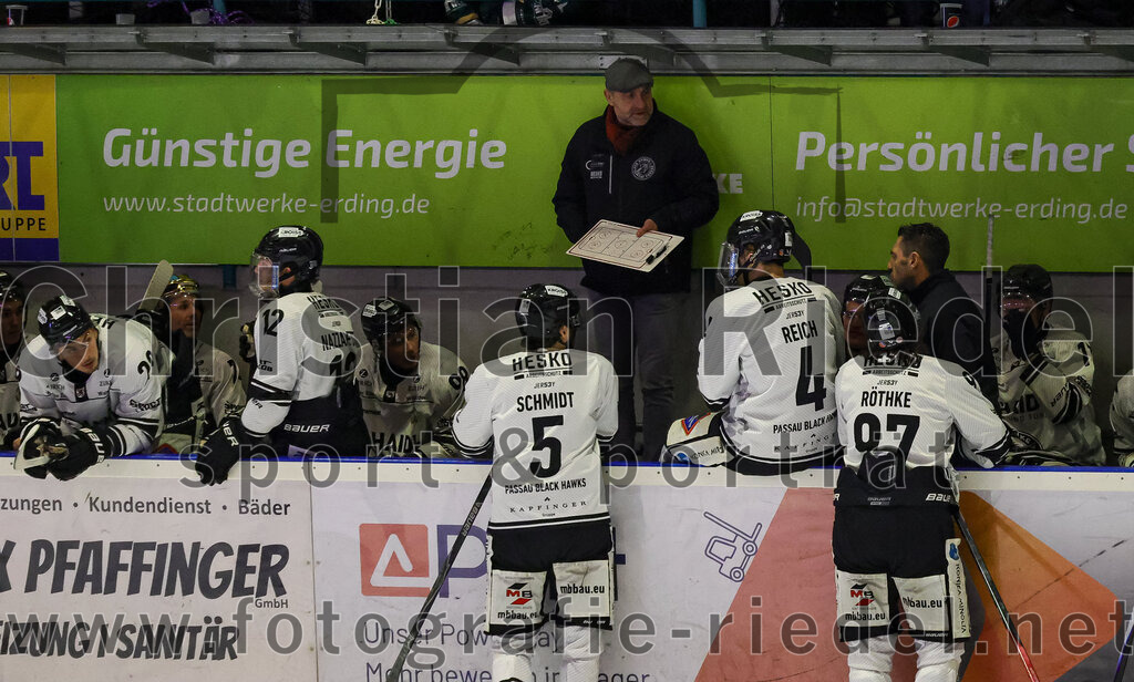 2026-01-30_029_TSV_Erding_gegen_EHF_Passau_Black_Hawks | Erding, Deutschland, 30.01.2026:Eishockey, Oberliga Süd 2025 / 2026, 42. Spieltag, TSV Erding gegen EHF Passau Black Hawks, Endergebnis: 2:6Zack Nazzarett (EHF Passau Black Hawks, #12), Christoph Schmidt (EHF Passau Black Hawks, #5), Michael Reich (EHF Passau Black Hawks, #4), Rene Röthke (EHF Passau Black Hawks, #97)Foto: Christian Riedel / fotografie-riedel.net