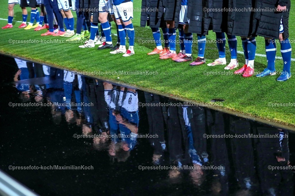 BVBII26012502220 | 26.01.2025, Fußball, 3.Liga, Borussia Dortmund II - Arminia Bielefeld, Stadion Rote Erde, Saison 2024 2025: Abschlussjubel nach dem 4:0 Sieg. Bielefeld feiert den Sieg im RegenDFB regulations prohibit any use of photographs as image sequences and or quasi-video.