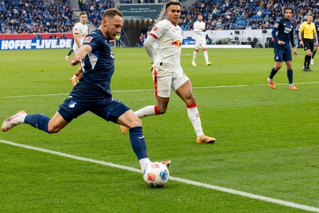 Fußball Bundesliga, Saison 2025/26, 10. Spieltag: TSG Hoffenheim gegen RB Leipzig | Fußball Bundesliga, Saison 2025/26, 10. Spieltag: TSG Hoffenheim gegen RB Leipzig***Am Ball: Vladimir Coufal (34, Hoffenheim) - Realisiert mit Pictrs.com