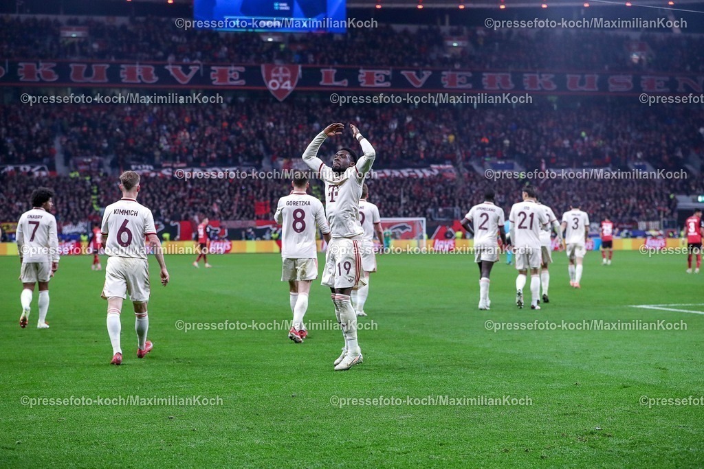 UCL11032502472 | 11.03.2025, Fußball, UEFA Champions League, Bayer 04 Leverkusen - FC Bayern München, Achtelfinale Rückspiel, BayArena, Saison 2024 2025: Torjubel nach dem 2:0 durch Torschütze Alphonso Davies (FC Bayern #19). DFB regulations prohibit any use of photographs as image sequences and or quasi-video.