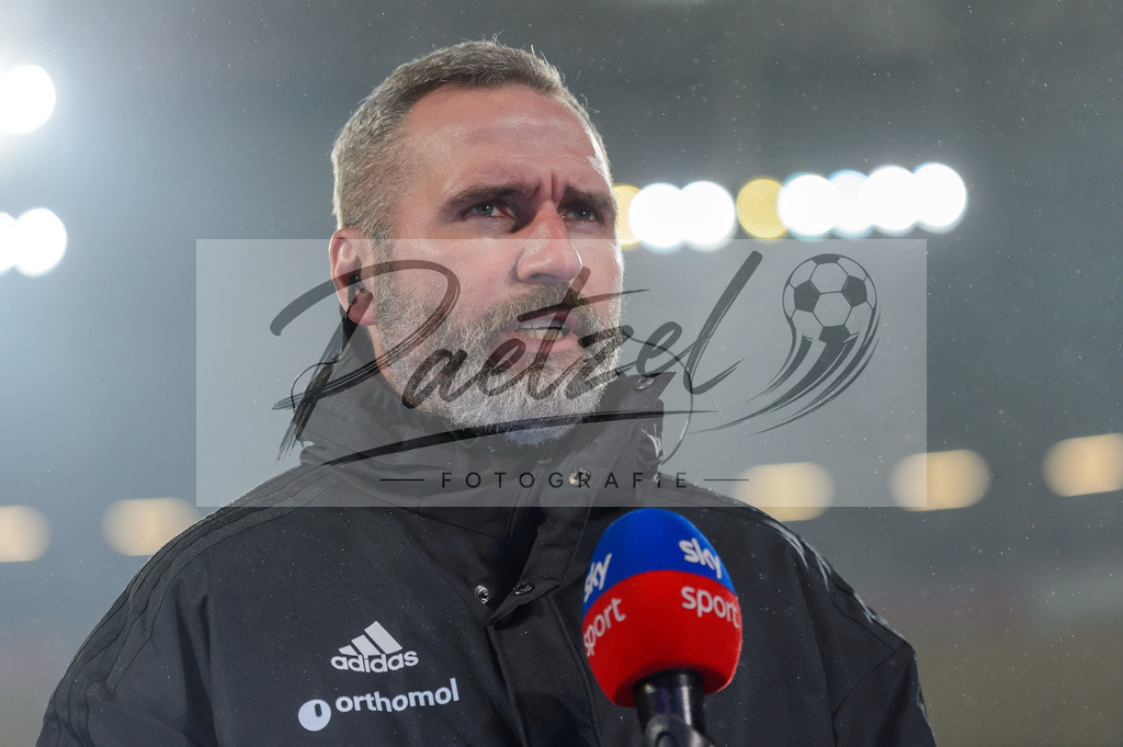 SGDHSV20220114_172 | Fussball, Herren: Trainer Tim Walter (Hamburger SV) schaut bei dem Spiel der 2. Bundesliga zwischen SG Dynamo Dresden und Hamburger SV im Rudolf-Harbig-Stadion am 14.01.2022 in Dresden, Deutschland.DFB / DFL REGULATIONS PROHIBIT ANY USE OF PHOTOGRAPHS AS IMAGE SEQUENCES AND/OR QUASI-VIDEO. - Realisiert mit Pictrs.com