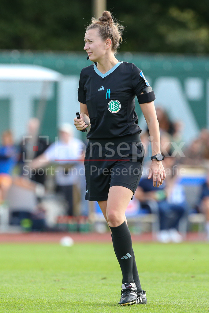 Fussball, Google Pixel Frauen-Bundesliga, SV Werder Bremen - TSG 1899 Hoffenheim | v.li.: Schiedsrichterin Sina Diekmann, DIE DFB-RICHTLINIEN UNTERSAGEN JEGLICHE NUTZUNG VON FOTOS ALS SEQUENZBILDER UND/ODER VIDEOÄHNLICHE FOTOSTRECKEN. DFB REGULATIONS PROHIBIT ANY USE OF PHOTOGRAPHS AS IMAGE SEQUENCES AND/OR QUASI-VIDEO.