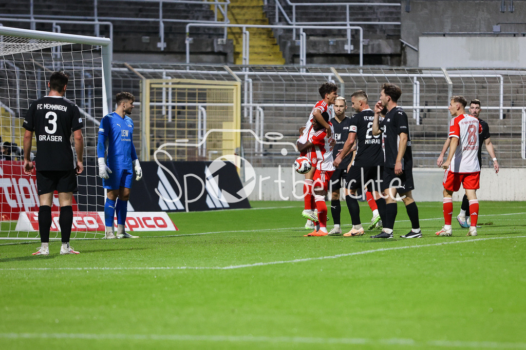 FC Bayern Amateure - FC Memmingen | Jubel der Amateure nach dem Treffer zum 3-2 durch Younes AITAMER (FCB #17) / Freude / Tor