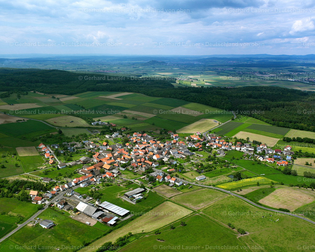 2614268 | DECKENBACH 09.06.2006 Landwirtschaftliche Nutzflächen und Feldgrenzen  umsäumen das Siedlungsgebiet des Dorfes in Deckenbach im Bundesland Hessen, Deutschland // Agricultural land and field boundaries surround the settlement area of the village  in Deckenbach in the state Hesse, Germany Foto: Gerhard Launer
