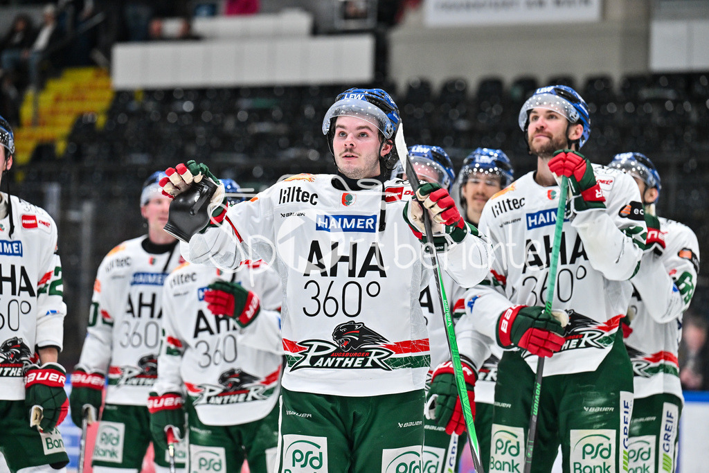 Löwen Frankfurt - Augsburger Panther | FRANKFURT, GERMANY - 19. DECEMBER: die Spieler der Panther feiern zusammen mit den Fans den Auswärtssieg in Frankfurt nach dem Match zwischen den Löwen Frankfurt und den Augsburger Panthern am 29. Spieltag der Penny DEL in der Eissporthalle Frankfurt / D. J. BUSDEKER (Augsburger Panther 14)