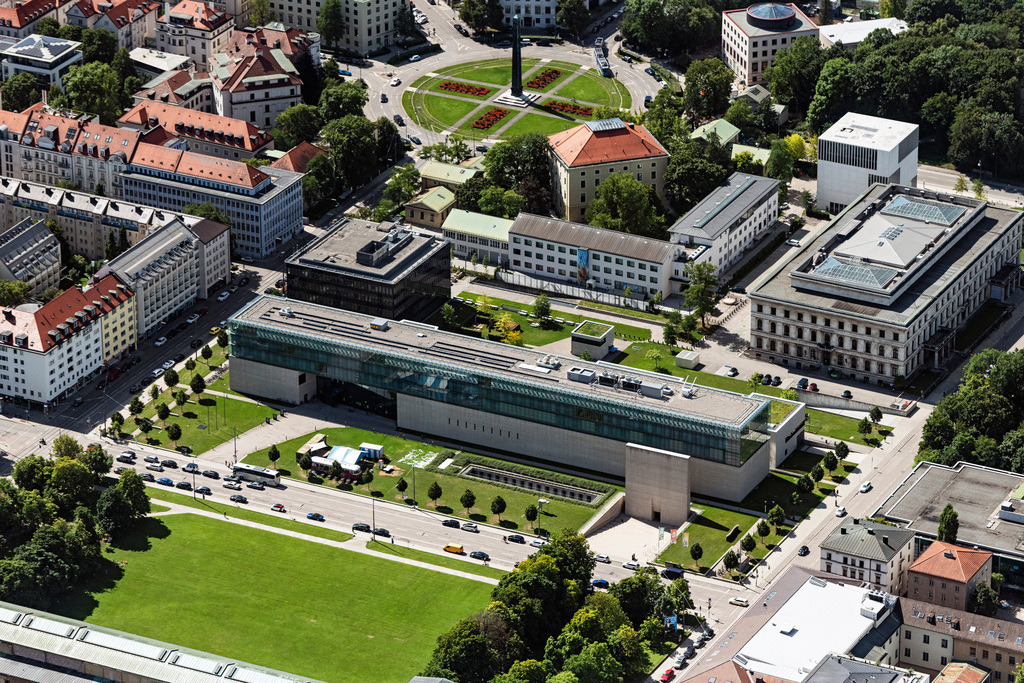 dr__0031258.jpg | MüNCHEN 09.08.2019 Gebäudekomplex der " Hochschule für Fernsehen und Film " am Bernd-Eichinger-Platz - Gabelsbergerstraße im Ortsteil Maxvorstadt in München im Bundesland Bayern, Deutschland. Weiterführende Informationen bei: ARCHITEKTURBÜRO  PAUL BÖHM,  Hochschule für Fernsehen und Film München,  Müller-BBM GmbH,  SCHINDLER FENSTER + FASSADEN GMBH,  Staatliches Bauamt München 2,  Werkstatt für Medientechnik. // Building complex of the university " Hochschule fuer Fernsehen and Film " on place Bernd-Eichinger-Platz in the district Maxvorstadt in Munich in the state Bavaria, Germany. Further information at: ARCHITEKTURBUeRO  PAUL BOeHM,  Hochschule fuer Fernsehen und Film Muenchen,  Mueller-BBM GmbH,  SCHINDLER FENSTER + FASSADEN GMBH,  Staatliches Bauamt Muenchen 2,  Werkstatt fuer Medientechnik. Foto: Daniel Reiter