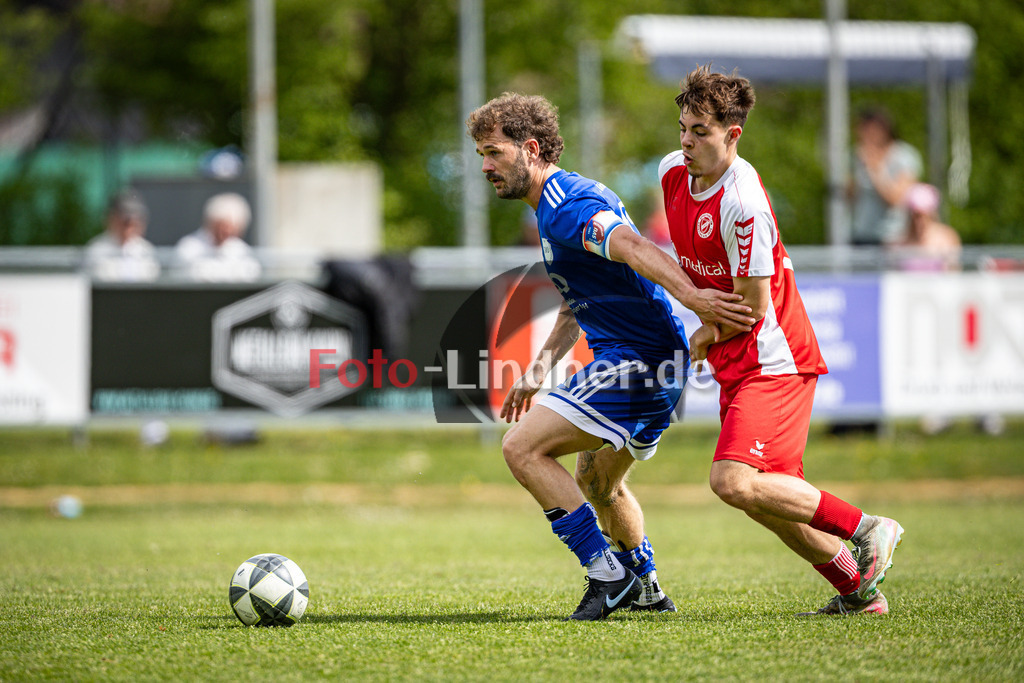 SV Raisting gegen SV Untermenzing | Fußball Herren Bezirksliga Oberbayern 2025/26 29. Spieltag, SV Raisting gegen SV Untermenzing, 20260510,Zweikampf,2026-05-10 in 82399 Raisting (Raiffeisen Arena Raisting, Wielenbacher Str. 52), Julian HEIGL (SV Untermenzing 22), Elias LIEB (SV Raisting 9)Copyright: WolfgangxLindner www.foto-lindner.de