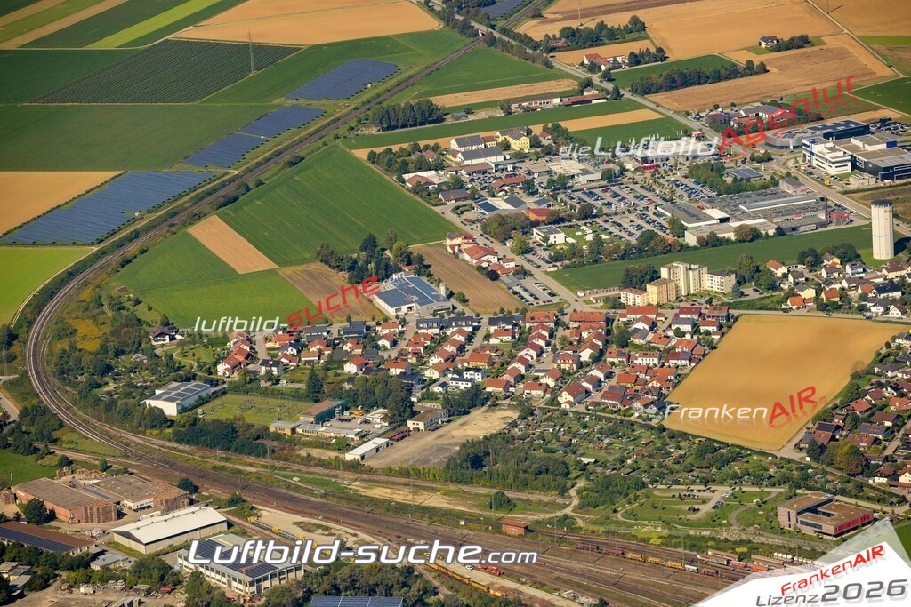 Das Luftbild zeigt : Wohngebiet Immobilie Plattling - Die Luftaufnahme wurde 2023 vom UL-Flugzeug aus erstellt ( keine Drohne ) - Hochauflösende Luftaufnahme - Für grossformatige Ausdrucke geeignet. Die Geschenkidee !Mit Lizenz und Bildrechte bestellbar