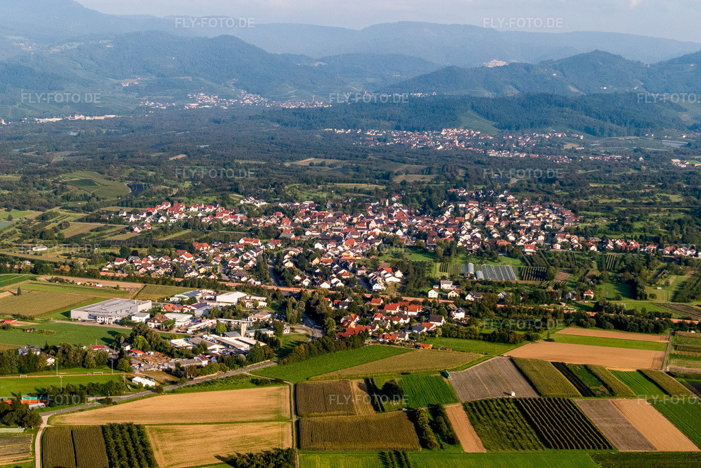 Luftbild: Von Schwarzwaldbergen umsäumte Kinzig-Tallandschaft im Ortsteil Önsbach in Achern im Bundesland Baden-Württemberg in Deutschland. Foto: P1010069.jpg vom 15.09.2014 durch Werner Riehm/FLY-FOTO.de
