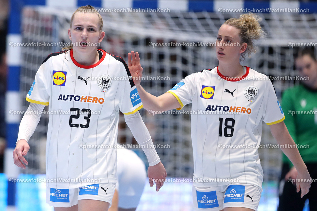 DHB09042302156 | 09.04.2023, Hamm, Handball, Westpress Arena, DHB Länderspiel Frauen - Hinspiel WM Play-offs 2023, Deutschland - Griechenland:  ANNIKA LOTT (GER) (l.) und MIA ZSCHOCKE (GER) (r.) stehen zusammen