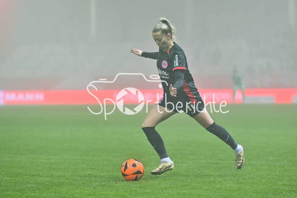 FC Bayern München Frauen - SG Eintracht Frankfurt Frauen | am Ball Nina LUEHRSSEN (Eintracht Frankfurt 11) / Freisteller / Einzelfoto / Google Pixel Frauen Bundesliga: FC Bayern Muenchen - Eintracht Frankfurt, FC Bayern Campus am 04.11.2024