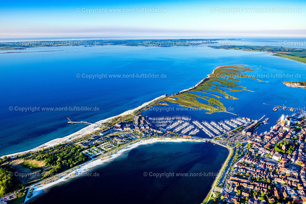 Heiligenhafen_ELS_8969030622 | HEILIGENHAFEN 03.06.2022 Ortsansicht der Straßen und Häuser Ferienanlage StranResort Seebrücke Heiligenhafen an der Ostsee- Küste im Bundesland Schleswig-Holstein. // City view of the streets and houses Ferienanlage StranResort pier Heiligenhafen on the Baltic Sea coast in the state of Schleswig-Holstein. Foto: Martin Elsen
