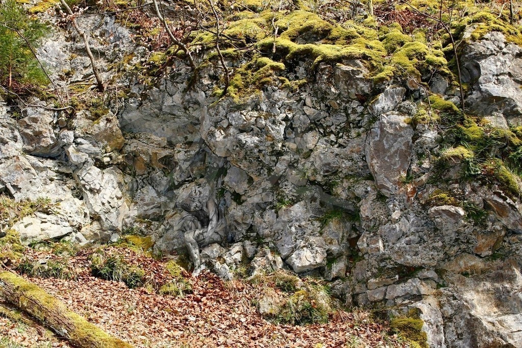 NatureArt-FELSWAND_8242b | Die Frau unter den Felsen | #004 | Modell: Mandy | Foto: Tschiponnique Skupin - Realisiert mit Pictrs.com