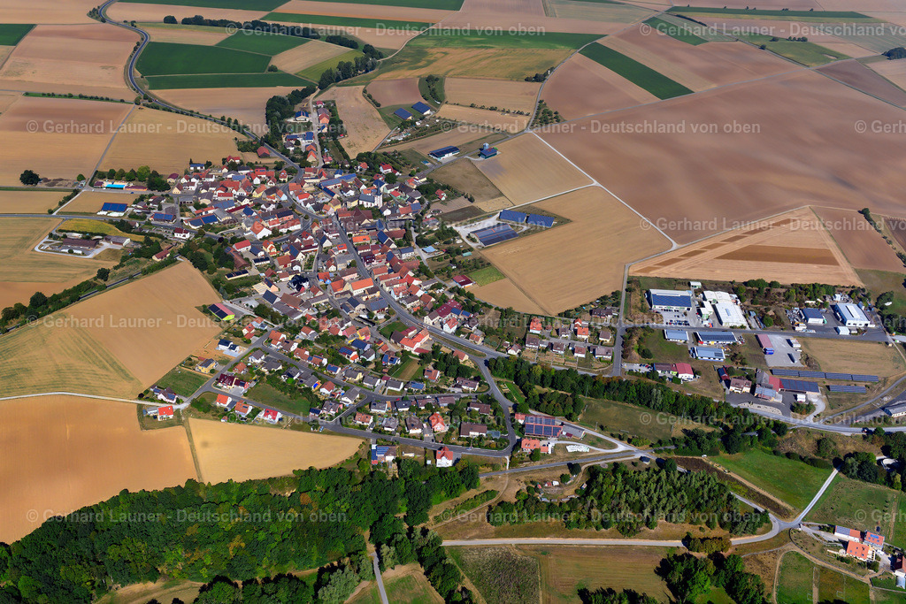 3650453 | BALDERSHEIM 13.09.2016 Ortsansicht am Rande von landwirtschaftlichen Feldern und Nutzflächen  in Baldersheim im Bundesland Bayern, Deutschland // Village view on the edge of agricultural fields and land  in Baldersheim in the state Bavaria, Germany Foto: Gerhard Launer