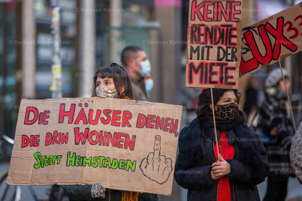 201120 StopHeimstaden MindSpace-11 | Mit Musik und einer "Wall of shame" aus Umzugskartons fordern Mieter*innen der von Heimstaden gekauften Häuser am 20.11.2020 vorm Büro des Schwedischen Immobilien-Investors die Ausübung des städtischen Vorkaufsrechts. - Realisiert mit Pictrs.com