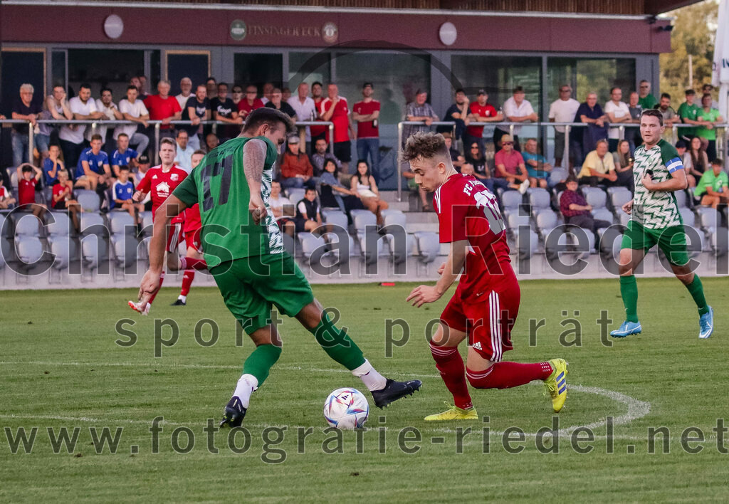2023-08-11_093_FC_Finsing_gegen_SV_Eichenried | Finsing, Deutschland, 11.08.2023:
Fußball, Kreisliga 2023 / 2024, 4. Spieltag, FC Finsing gegen SV Eichenried, Endergebnis: 3:0

Max Geltl (SV Eichenried, #17), Florian Hölzl (FC Finsing, #10)

Foto: Christian Riedel / fotografie-riedel.net
